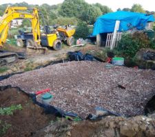 La deuxieme rangée de drains et les cailloux sont enfin posés!