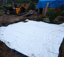 Le geo textile vient recouvrir l'ensemble du lit filtrant, il ne reste plus qu'a remettre la terre !