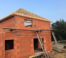 Visite du chantier mardi 9 septembre. Le charpentier a fini mercredi ou jeudi matin. Le couvreur a débuté les travaux ce soir. Ça avance, ça avance, mais pas assez vite pour une impatiente comme moi ?
