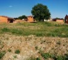 Le terrain qui attends le d&eacute;marrage du chantier. Alors que les maisons voisines avancent bien vite.