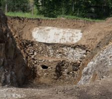 Cette trav&eacute;e a &eacute;t&eacute; ouverte pour acc&eacute;der lat&eacute;ralement au tunnel.On voit de haut en bas: la terre de remblai (80cm), la vo&ucirc;te ciment&eacute;e(partie blanche), la paroi en pierre. Le trou noir est une ouverture que j'ai pratiqu&eacute;e qui est &agrave; 140cm du 140cm du sol du tunnel.