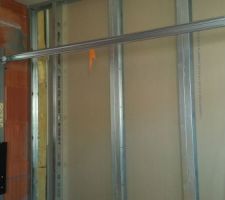 Rails pr&eacute;par&eacute;s pour recevoir isolation et plaques de BA 13