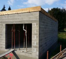 Coffrage de la planelle isolante sur le plancher haut du garage (pas d'isorupteurs possibles)