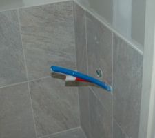 Vue des WC 
Carrelage   plomberie lave-mains