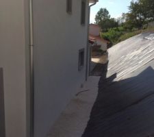 Au nord, il y a les graviers et la b&acirc;che &agrave; v&eacute;g&eacute;taliser.