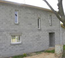 Façade Nord avec les fenêtres étroites de l'escalier et des deux chambres