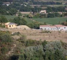 Vue de la maison dans son environnement proche