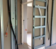 Dégagement et porte à galvaudage menant aux chambres des enfants