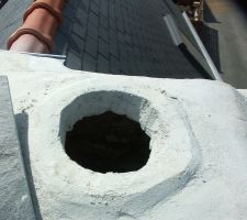 Le trou du tuyau du poêle. A gauche la lauze bouchant le trou provisoirement.