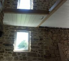 La mezzanine assure un &eacute;clairage bien plus abondant au rez-de-chauss&eacute;e via la fen&ecirc;tre du 1er.