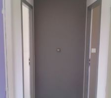 Montants et fond du couloir en gris