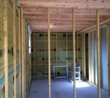 Début des travaux intérieurs..pose des cloisons 
La maison sera mixte ,soit environ 80% bois intérieur et  20% placoplatre.
Le lambris intérieur sera lasur? blanc satin .
La suite à venir