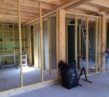 Début des travaux intérieurs..pose des cloisons 
La maison sera mixte ,soit environ 80% bois intérieur et  20% placoplatre.
Le lambris intérieur sera lasur? blanc satin .
La suite à venir