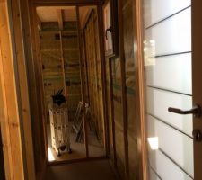 Début des travaux intérieurs..pose des cloisons 
La maison sera mixte ,soit environ 80% bois intérieur et  20% placoplatre.
Le lambris intérieur sera lasure blanc satin .
La suite à venir