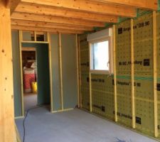 Début des travaux intérieurs..pose des cloisons 
La maison sera mixte ,soit environ 80% bois intérieur et  20% placoplatre.
Le lambris intérieur sera lasure blanc satin .
Début de la pose des circuits électrique de la maison,avec le tirage de câbles et gaines...