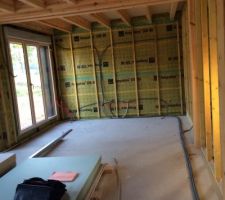 Début des travaux intérieurs..pose des cloisons 
La maison sera mixte ,soit environ 80% bois intérieur et  20% placoplatre.
Le lambris intérieur sera lasure blanc satin .
Début de la pose des circuits électrique de la maison,avec le tirage de câbles et gaines...