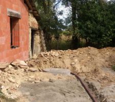 Départ de la maison, avec bac à graisse, entrées et sorties d'eau de ville   eau du puits   évacuation vers la future fosse