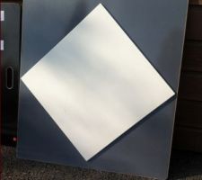 Voilà le carrelage que l'on a choisis ! nous voulions du gris au départ mais par peur de s'en lasser et que sa n'aille pas avec tout nous avons opté pour un blanc en 45*45 avec de léger reflet au soleil.