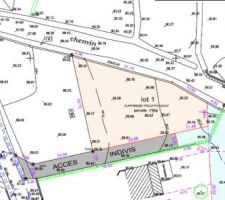 Voici donc le terrain, 932m², plat, entrée au sud. Pour l'instant pas 1 constructeur n'a su nous donner satisfaction en nous proposant un projet viable. :(