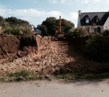 Création de l'accès jusqu'au terrain. Viabilisation à suivre ainsi que murs de soutennement des 2 côtés.