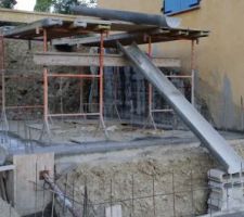 On coule les semelles de la future terrasse