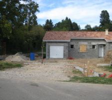 Fondation et ferraillage pour finir de cloturer la maison et mettre les piliers pour le portail