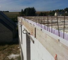 Petites cales entre les planches de renfort et les planelles