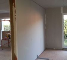 Les cloisons se terminent et ensuite quelques bandes puis s&eacute;paration pour d&eacute;limiter les pi&egrave;ces de la maison