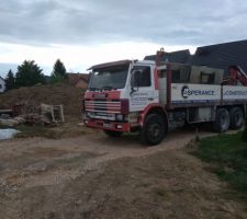 Le camion reste sur le chantier (sans doute par manque de place sur le terrain) 
En effet entre la terre, le mat&eacute;riel d&eacute;charg&eacute; et la fondation y'a plus de place
