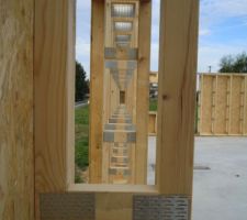 Vue de l'intérieur des murs. Il y aura la ouate de cellulose à cet endroit.