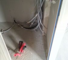 Fourreaux mal placés, ils devraient se trouver en dessous de l'amas de fils et gaine... environ 60cm...