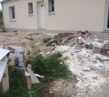 Gravats qui jonchent le terrain ... il va bien falloir les enlever pour faire les réseaux...