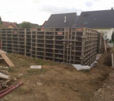 Coffrage fait, je suppose sans b&eacute;ton (j'ai aucun point de hauteur pour v&eacute;rifier)