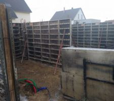 Coffrage fait, je suppose sans b&eacute;ton (j'ai aucun point de hauteur pour v&eacute;rifier)