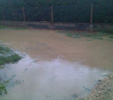 Piscine a l?entrée du terrain après les pluies diluviennes de la nuit