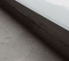 L'appui de la baie vitr&eacute;e qui a &eacute;t&eacute; remplac&eacute; par le mod&egrave;le de 190cm adapt&eacute; &agrave; un tableau de 180cm, plus de joint donc et ce que nous aurions du obtenir d&egrave;s le d&eacute;part ...