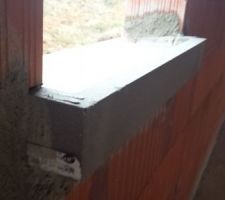 L'appui de la fen&ecirc;tre de la cuisine lui aussi remplac&eacute; puisqu'il n'&eacute;tait pas adapt&eacute; en taille et avait &eacute;t&eacute; coup&eacute; d'un c&ocirc;t&eacute; ... celui-ci est bien de 80cm pour le tableau de 70