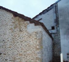 Détail de la séparation à gauche ma partie de la maison et a droite la voisine.