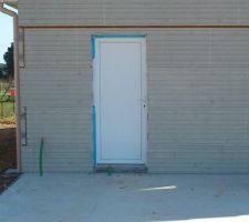 Installation de ma porte de service pour accédé à mon garage.
