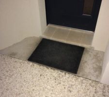 Petite dalle devant la porte d'entrée faite en meme temps que notre terrasse