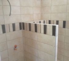 Début faïence salle de bains enfants