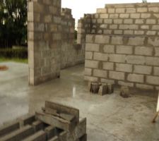 Ma  cuisine  ouverte ( l autre c&ocirc;t&eacute;) avec la fuutr porte qui donnera sur le celier et la porte fen&ecirc;tre qui donnera sur la terrasse