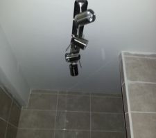Spot poser dans la salle de bain du bas