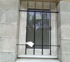 Le modèle de grille de protection des fenêtres sans volet.