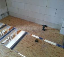 D&eacute;but de la pose de l'OSB dans le grenier