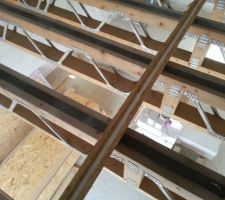 Les plaques d'OSB sont coll&eacute;es dans leur languettes