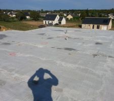 Pose de diff&eacute;rents niveaux pour faire une chape avec une l&eacute;g&egrave;re pente