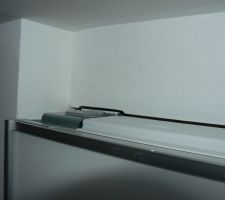 Petites encoches pour passer les fixations du rail