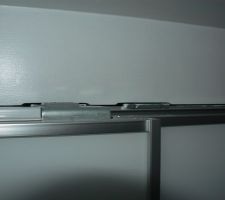 Petites encoches pour passer les fixations du rail