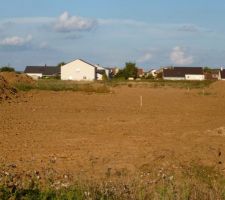 Le lotissement devrait aller jusque derrière les butes de terre.